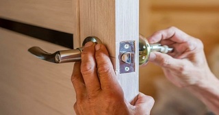 Установка и замена дверной ручки в Кохме от 280 руб. – Мастер24, монтаж фурнитуры, недорого